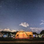 Jak wybrać najlepsze namioty rodzinne na wakacje? Znawca outdooru i campingów mówi co warto wiedzieć o namiotach Allegro.pl
