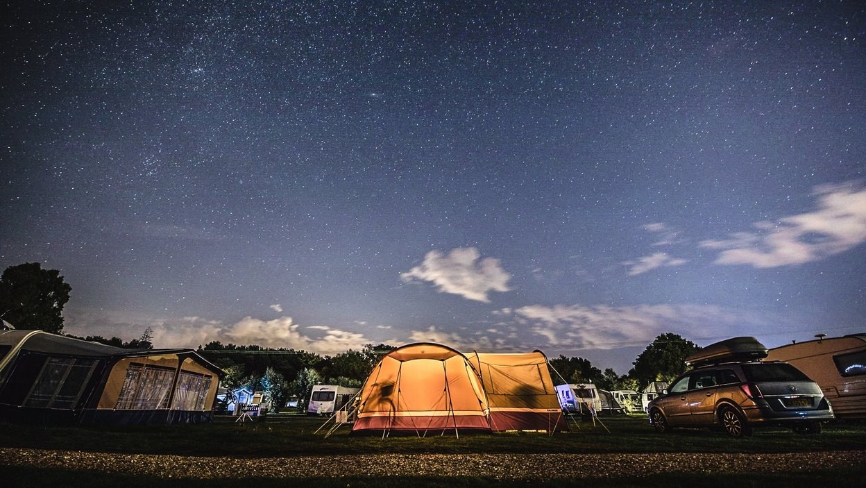 najlepsze-namioty-061gzb-1.jpg Jak wybrać najlepsze namioty rodzinne na wakacje? Znawca outdooru i campingów mówi co warto wiedzieć o namiotach Allegro.pl - obrazek 1
